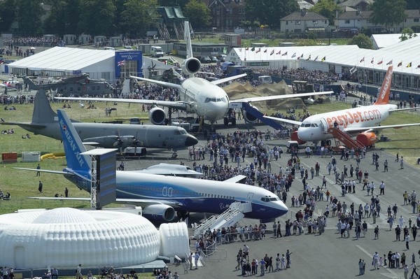 Défis et succès pour Airbus et Boeing au Salon international de l'aéronautique de Farnborough