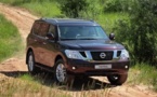 NISSAN patrol tracte un Iliochine II-76 pesant 170 tonnes sur 50 mètres