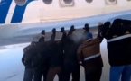 Sibérie: Des passagers obligés de pousser leur avion gelé à -40°C (Vidéo)